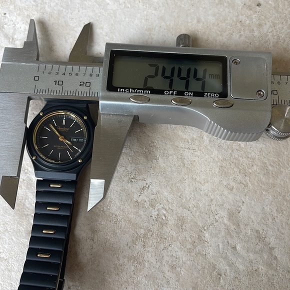 Armitron lady battery water resistant 330ft - Picture 5 of 5